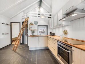 Kylskåp, mikrovågsugn, diskmaskin och grytor/köksredskap