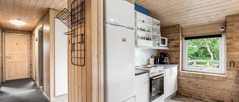 Fridge, microwave, dishwasher, cookware/dishes/utensils