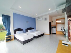 Habitación, vistas a la piscina | Escritorio y wifi gratis