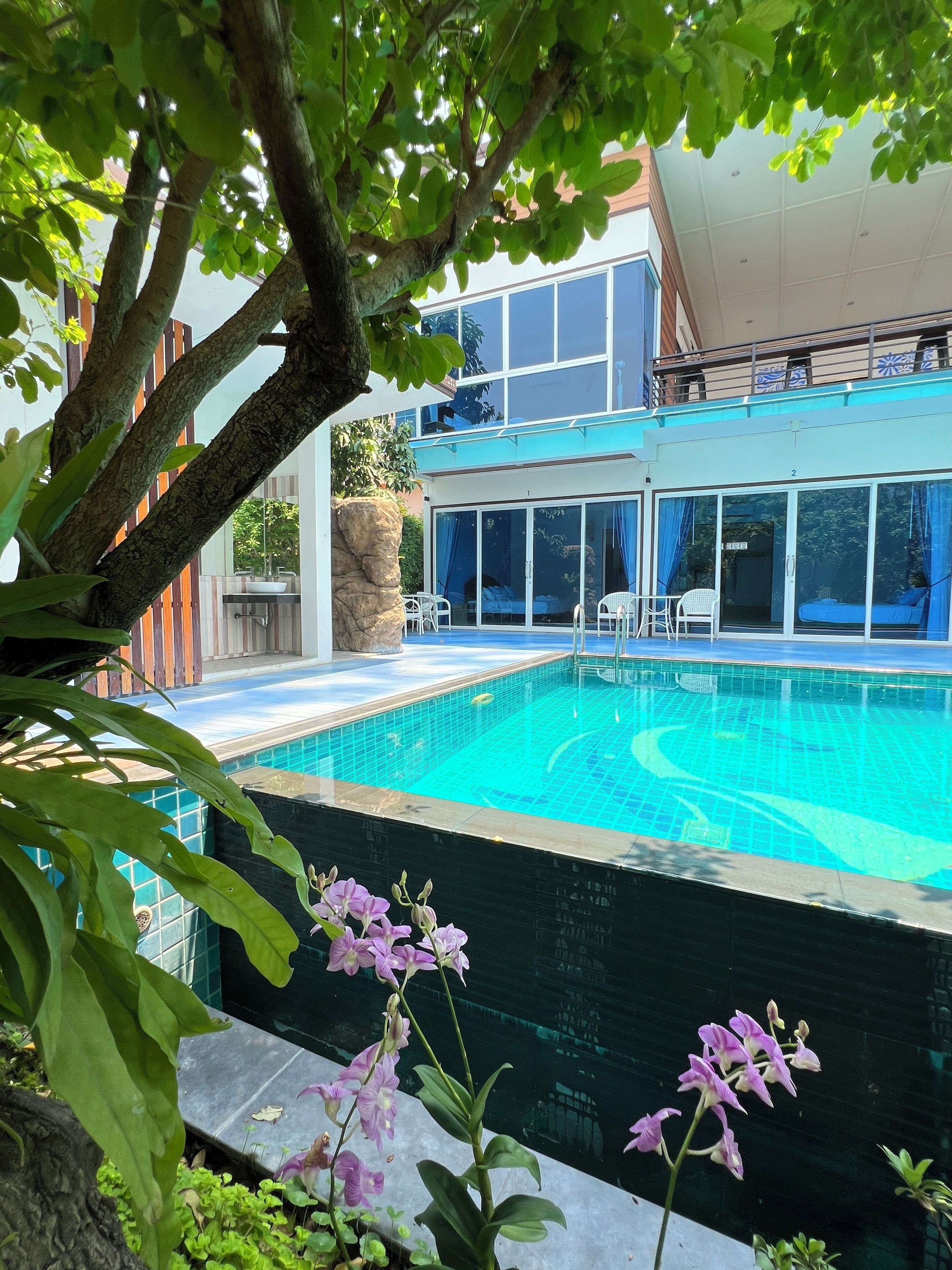 Habitación, vista a la alberca | Área de sala de estar