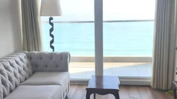 Familienapartment, Balkon, eingeschränkter Meerblick | Wohnbereich