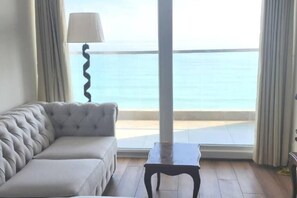 Apartamento familiar, balcón, vistas parciales al mar | Zona de estar | Una televisión de pantalla plana