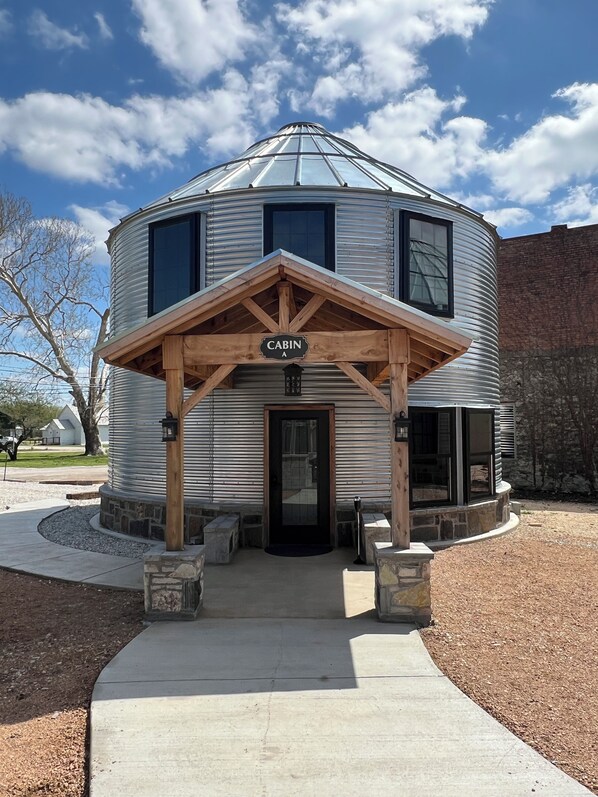 المنشأة من الخارج