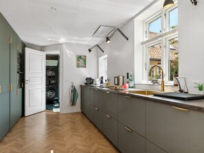 Fridge, microwave, dishwasher, cookware/dishes/utensils