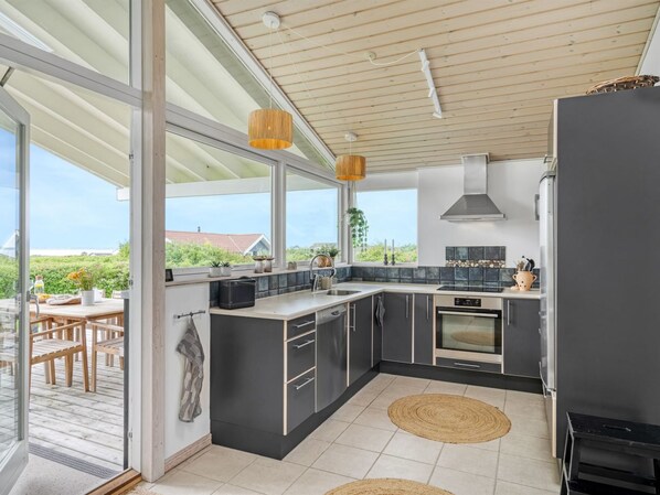 Kühlschrank, Mikrowelle, Ofen, Geschirrspüler