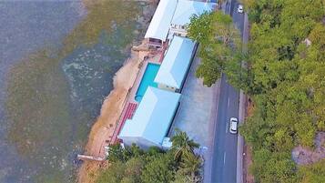 Comfort kamer, balkon, uitzicht op zee | 1 slaapkamer, een kluis op de kamer, een bureau, geluiddichte muren