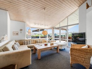 Fernseher, Kamin, DVD-Player