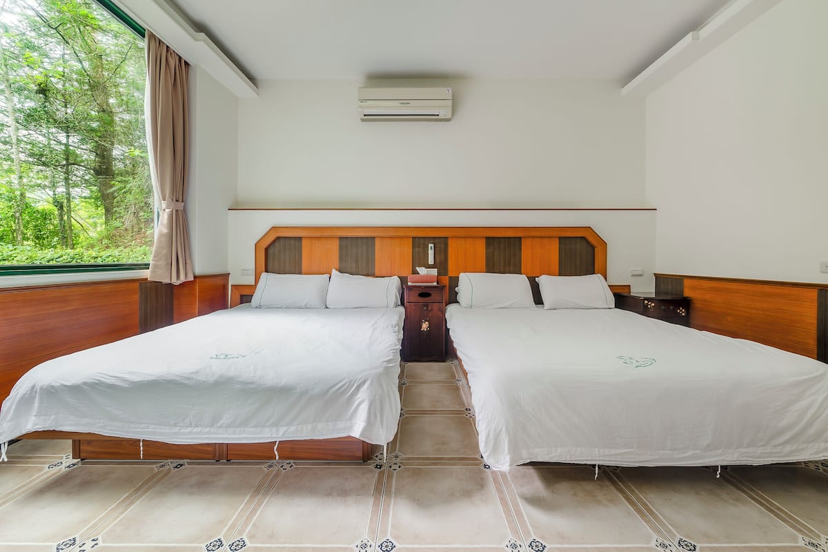 Quadruple room with bathtub | Blackout curtains, bed sheets