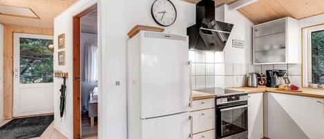 Fridge, microwave, dishwasher, cookware/dishes/utensils