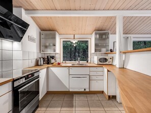 Kjøleskap, mikrobølgeovn, oppvaskmaskin og kjøkkenutstyr