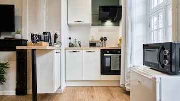 Een koelkast, een microgolfoven, een oven