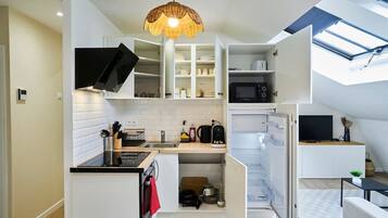 Een koelkast, een microgolfoven, een oven