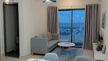 Apartamento Deluxe, 1 habitación, cocina, vistas a la ciudad | Cocina privada | Frigorífico, microondas, horno y placa de cocina