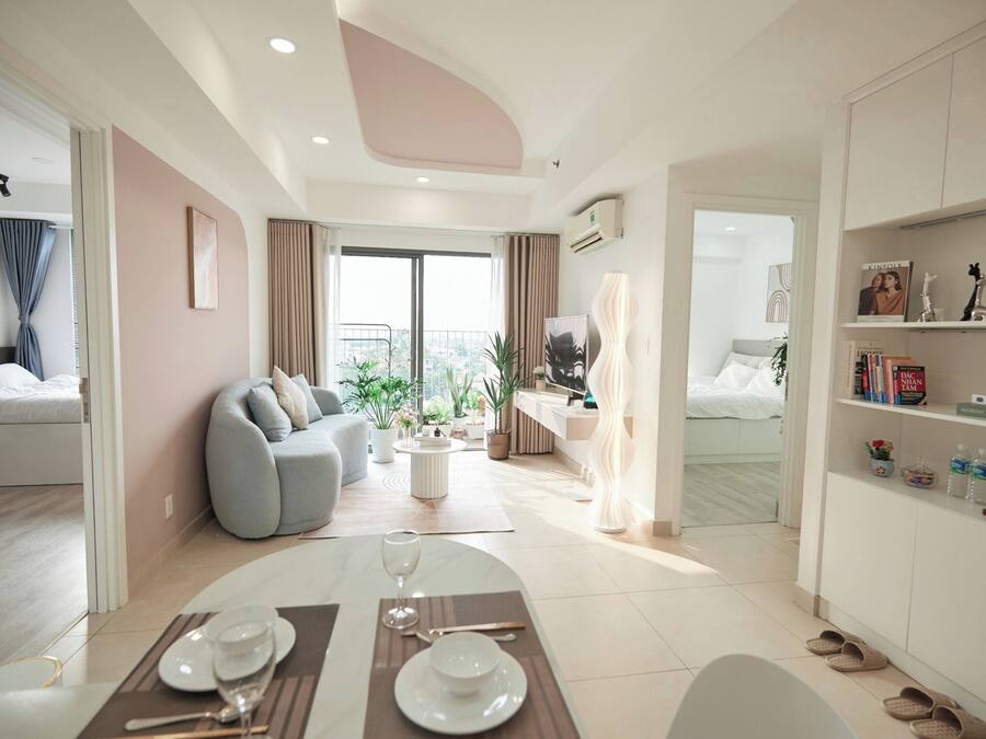 Deluxe-Apartment, 2 Schlafzimmer, Küche, Stadtblick | Wohnbereich | 32-Zoll-Smart-TV mit Satellitenempfang