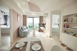 Deluxe Apartment, 2 Bedrooms, Kitchen, City View | Living area
