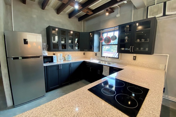 Huge fully equipped kitchen, massive sink, 4 burner hob, oven, fridge, workspace