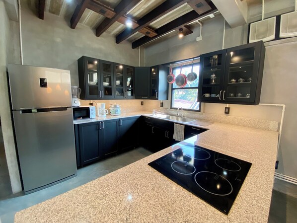 Kylskåp, mikrovågsugn, ugn och spishäll