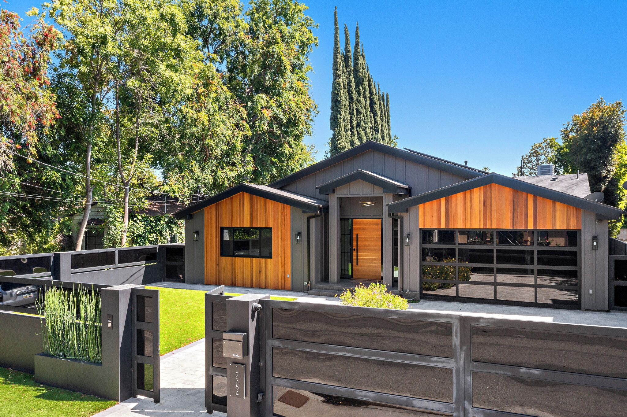 Modern Gateaway In Los Angeles