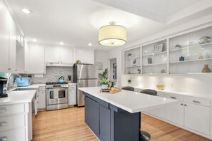 Private kitchen - The Dazey Oasis I Pool (Modesto)