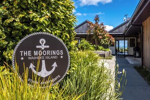 Exterior detail - Perfect romantic break away - stylish & welcoming, private with stunning views! (Waiheke Island)