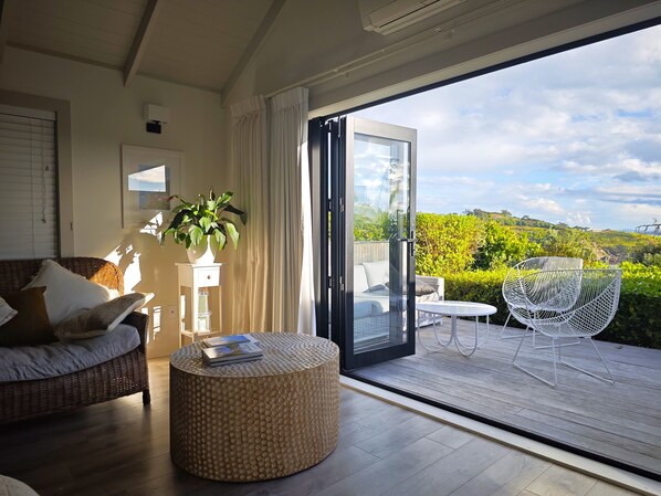 Smart TV - Perfect romantic break away - stylish & welcoming, private with stunning views! (Waiheke Island)