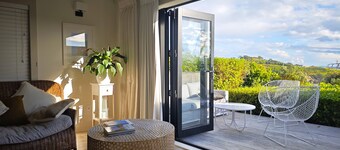 Perfect romantic break away - stylish & welcoming, private with stunning views!