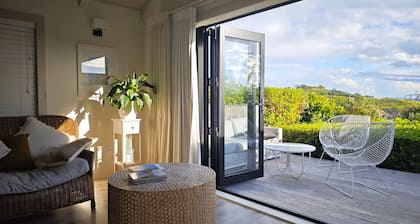 Perfect romantic break away - stylish & welcoming, private with stunning views!