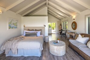 1 bedroom, WiFi, bed sheets - Perfect romantic break away - stylish & welcoming, private with stunning views! (Waiheke Island)
