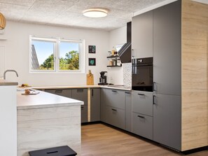 Kjøleskap, mikrobølgeovn, oppvaskmaskin og kjøkkenutstyr