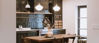 Cozy 1 bedroom suite located close to town and Cowichan Lake.  