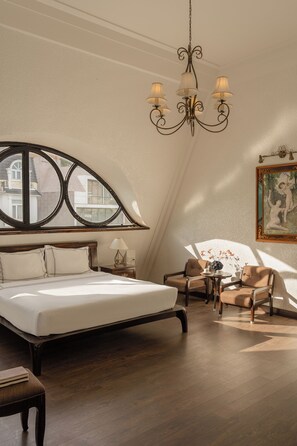 Frette Italian sheets, premium bedding, down duvets, memory-foam beds - The Manor Villas Da Lat (Da Lat)