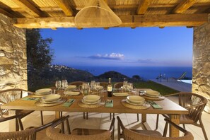 Outdoor dining - MyExclusiveItaly - Design Villa with infinity pool & Li Galli view (Massa Lubrense)