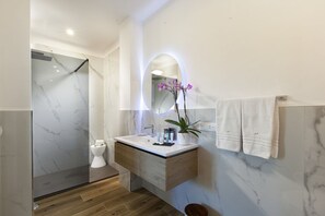 Shower, hair dryer, bidet, towels - MyExclusiveItaly - Design Villa with infinity pool & Li Galli view (Massa Lubrense)
