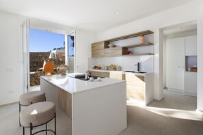 Fridge, microwave, oven, stovetop - MyExclusiveItaly - Design Villa with infinity pool & Li Galli view (Massa Lubrense)