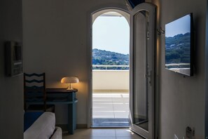 6 室のベッドルーム、セーフティボックス (室内)、デスク、アイロン / アイロン台