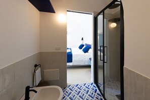 6 室のベッドルーム、セーフティボックス (室内)、デスク、アイロン / アイロン台