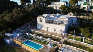 A white villa with a swimming pool, sun loungers, and a terrace. - MyExclusiveItaly - Elegant Villa in Anacapri | Infinity Pool & Design (Anacapri)