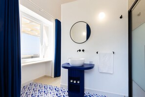 シャワー、ヘアドライヤー、ビデ、タオル