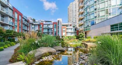 Downtown condo | Sleeps 6 people AC | Pet friendly | Views & Skytrain Access