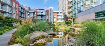 Downtown condo | Sleeps 6 people AC | Pet friendly | Views & Skytrain Access