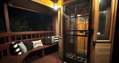 Alley way gem! Hot tub, Sauna, Steam Shower, Full adult game room, pool table!