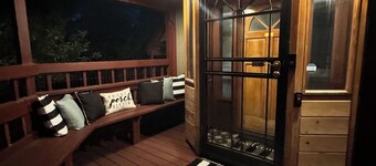 Alley way gem! Hot tub, Sauna, Steam Shower, Full adult game room, pool table!