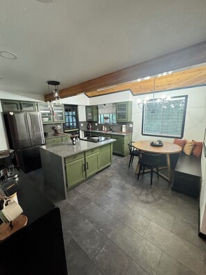 Kjøleskap, mikrobølgeovn, ovn og kokeplater