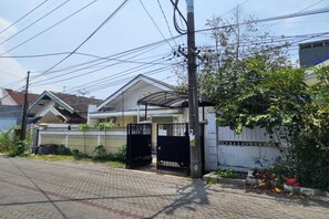 Exterior - OYO Life 93977 Suterejo Homestay Syariah (Surabaya)