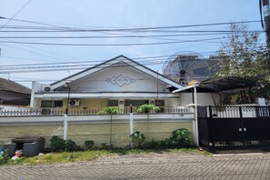 Exterior - OYO Life 93977 Suterejo Homestay Syariah (Surabaya)