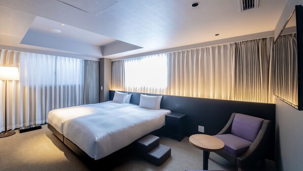 A modern hotel room with a large bed, a small desk, a chair, and a sofa. - hotel anddoggy Kyoto Nijo (Kyoto)