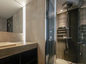 Een douche, een regendouche, gratis toiletartikelen, een haardroger