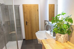 Dusche, Haartrockner, Handtücher