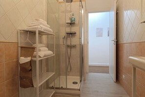 Shower, hair dryer, bidet, towels - 1 bedroom apartment in rome (Roma)
