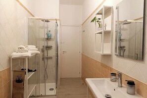 Shower, hair dryer, bidet, towels - 1 bedroom apartment in rome (Roma)